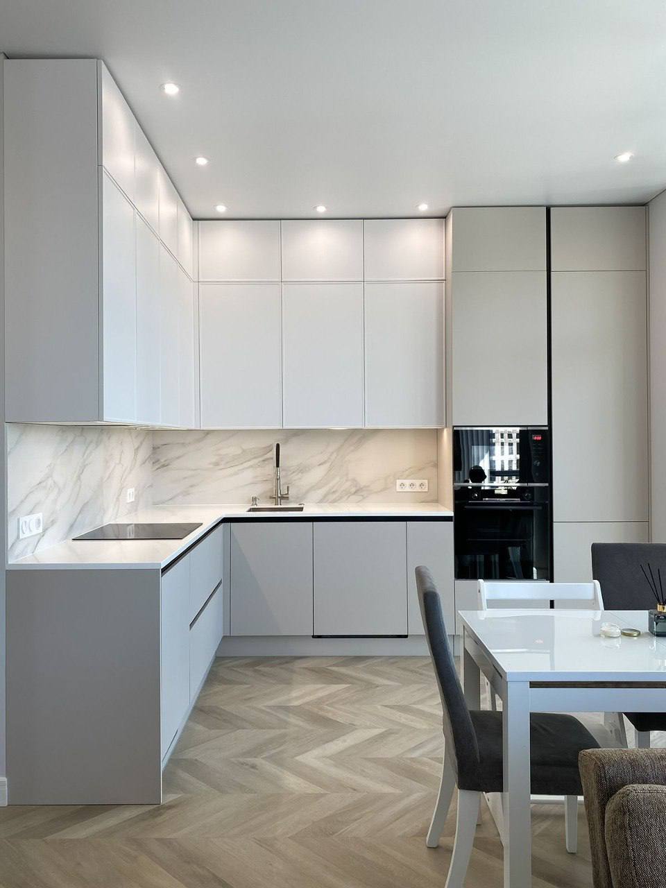 Кварцвиниловый SPC ламинат Vinilam Parquet Chevron Шеврон Сезар RI4445118CL4 французская елка 1293×305×8,5 фото в интерьере